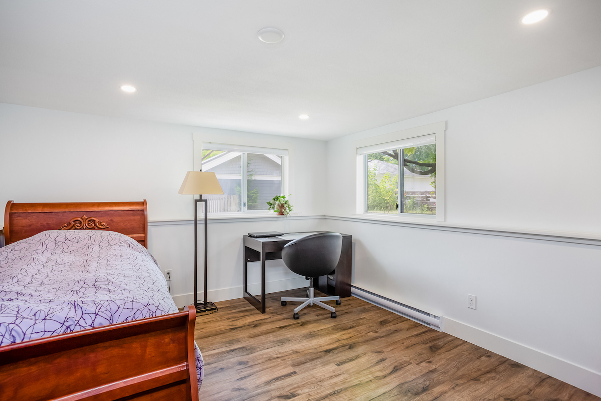 457 E 8th St, North Vancouver 33