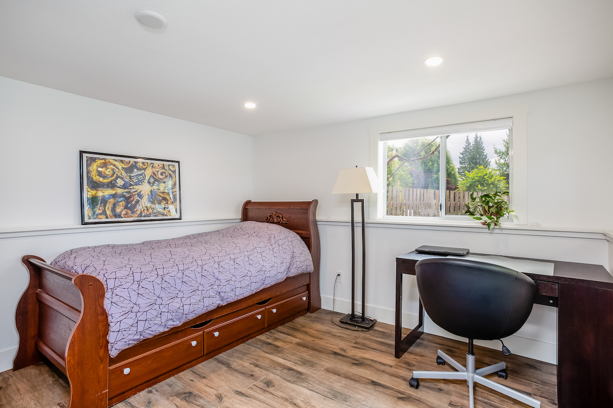 457 E 8th St, North Vancouver 34