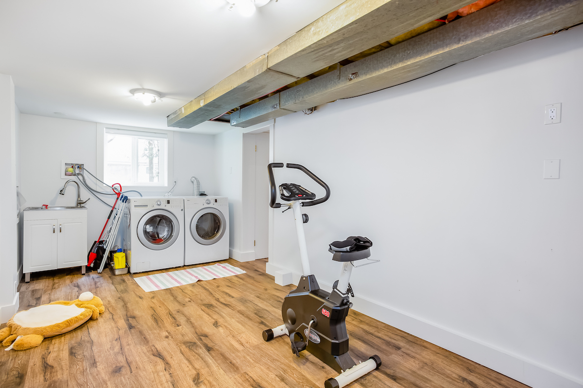 457 E 8th St, North Vancouver 35