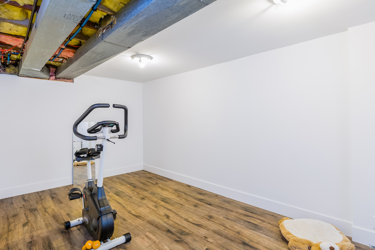 457 E 8th St, North Vancouver 36