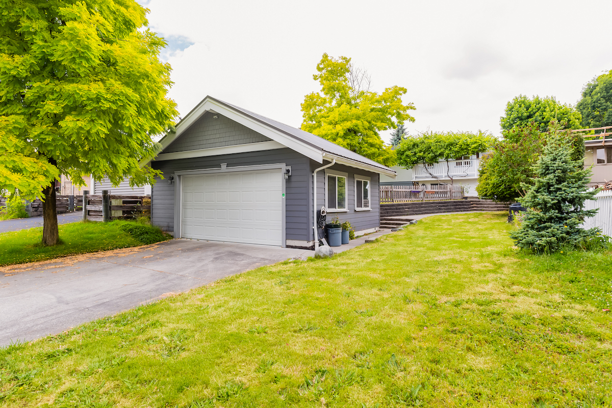 457 E 8th St, North Vancouver 38