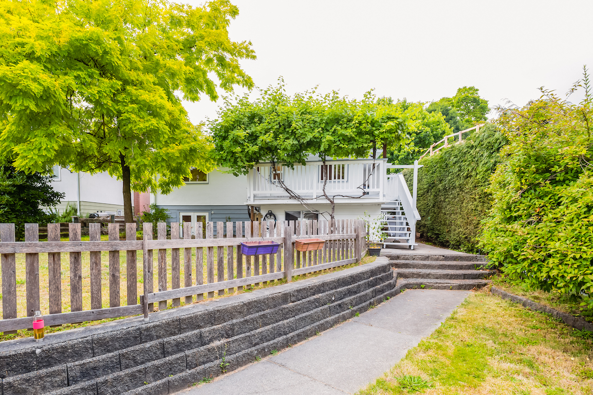 457 E 8th St, North Vancouver 40