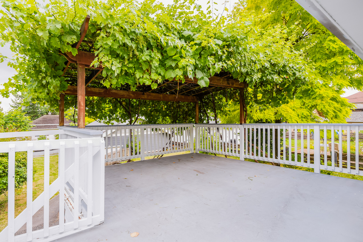 457 E 8th St, North Vancouver 43