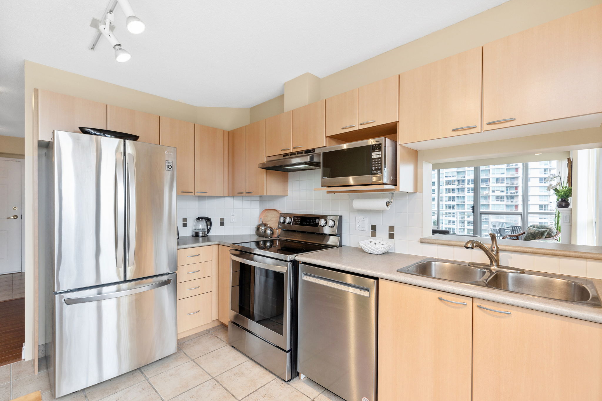 906 108 E 14th Street,  North Vancouver 12