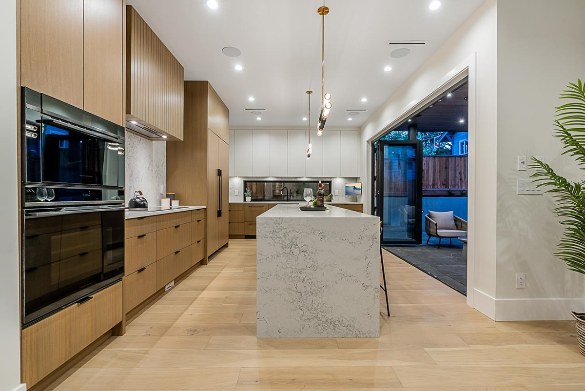 866 E 10th Street, North Vancouver 13