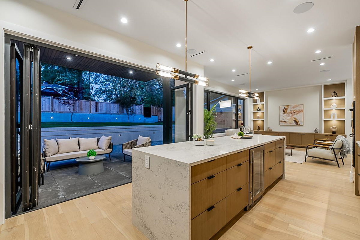 866 E 10th Street, North Vancouver 17