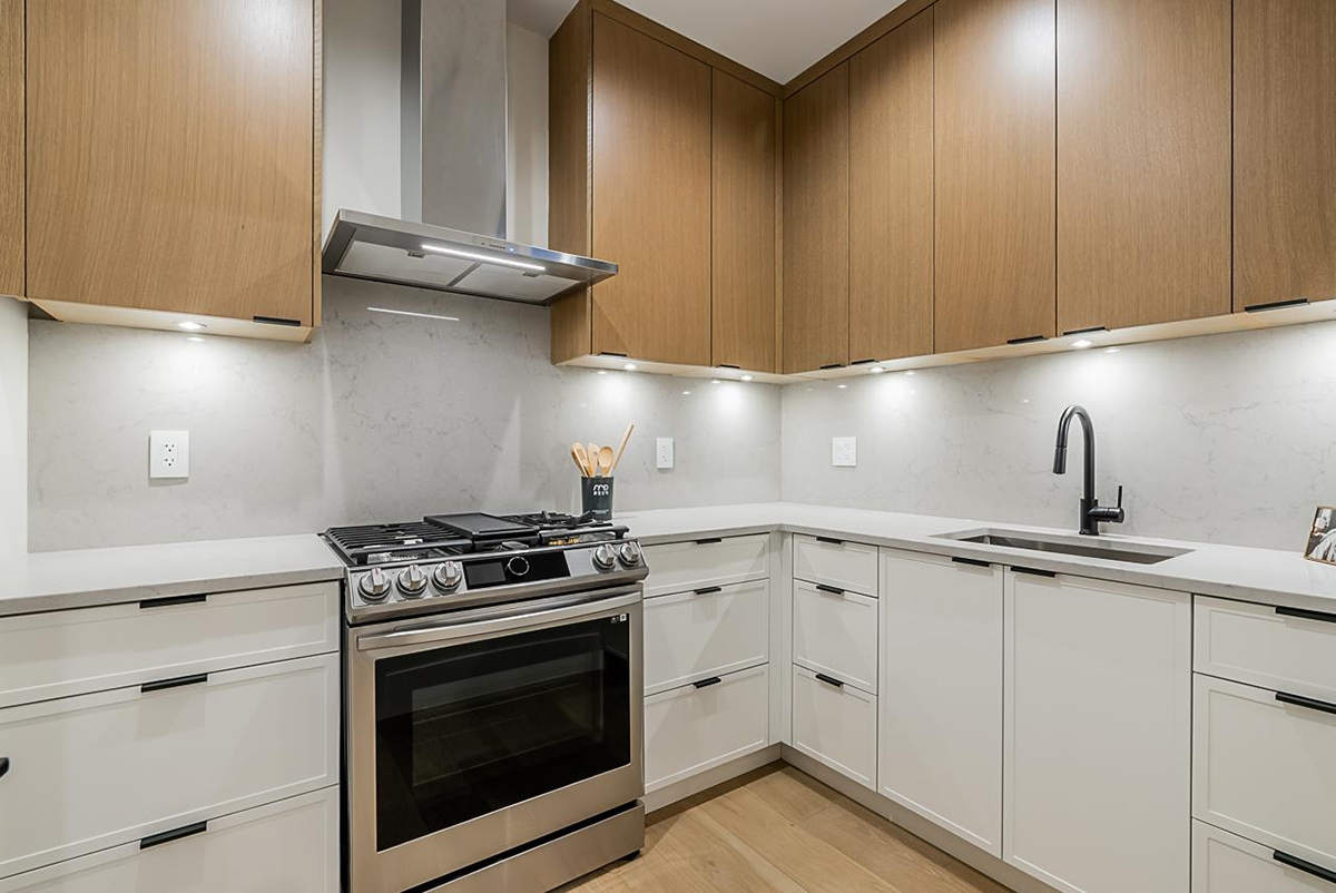 866 E 10th Street, North Vancouver 21