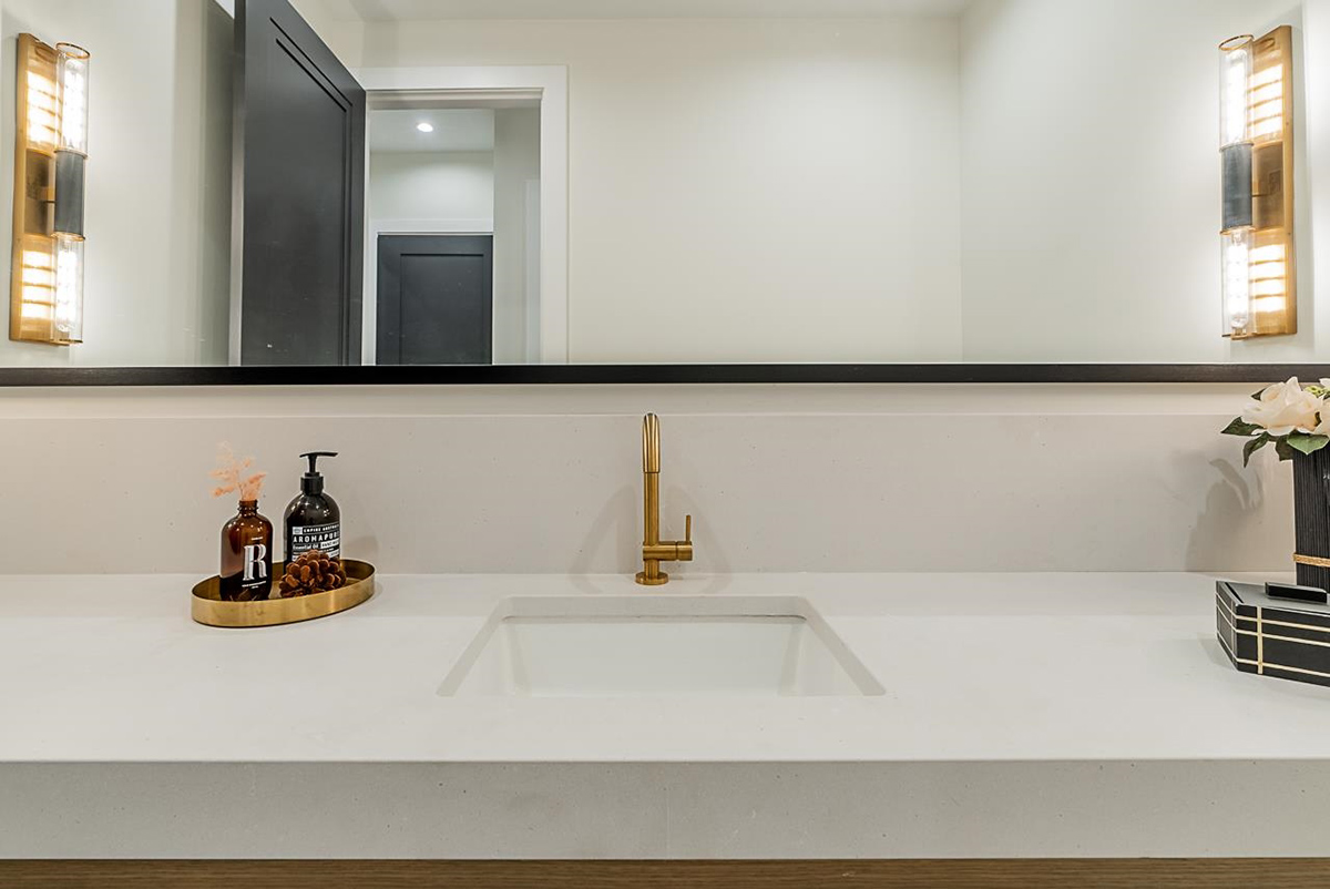 866 E 10th Street, North Vancouver 23