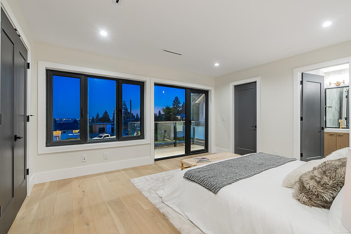 866 E 10th Street, North Vancouver 24