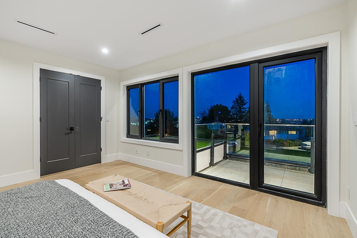 866 E 10th Street, North Vancouver 25