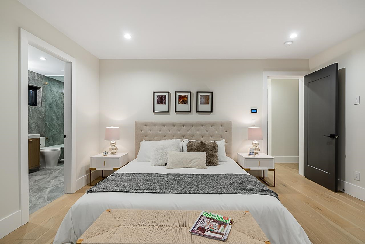 866 E 10th Street, North Vancouver 26