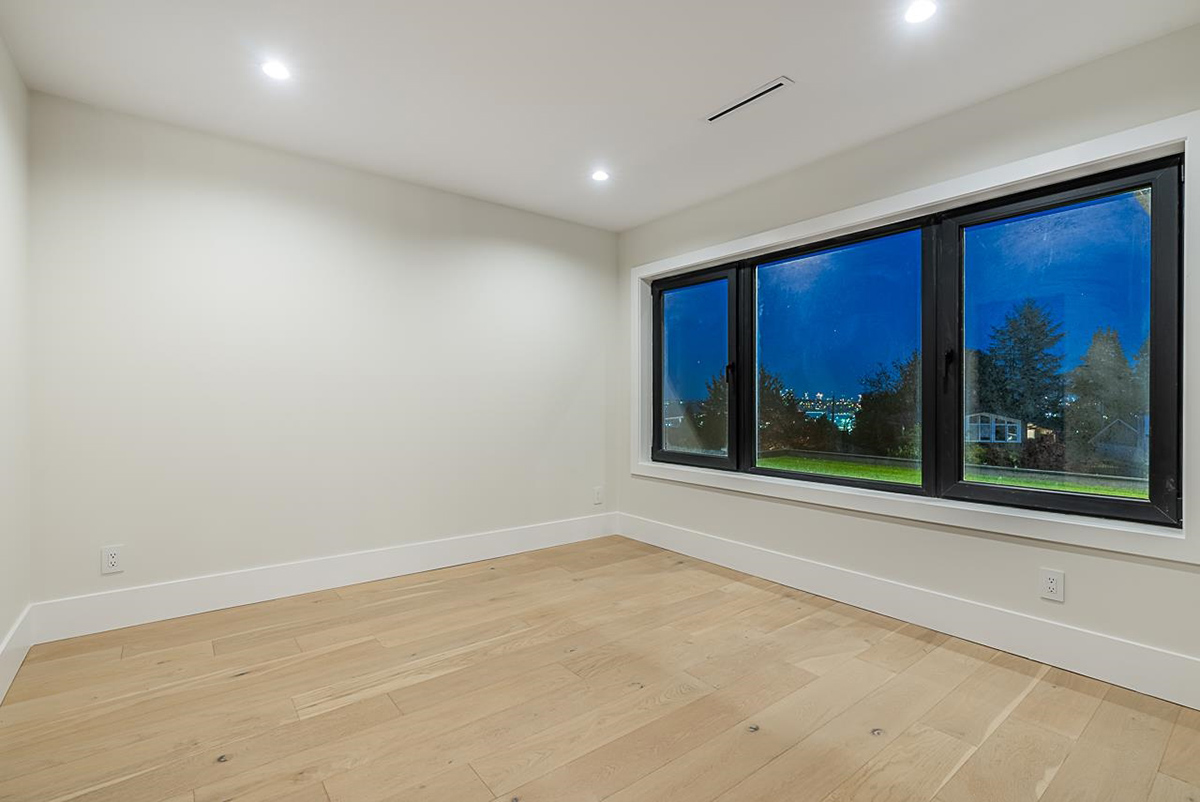 866 E 10th Street, North Vancouver 30