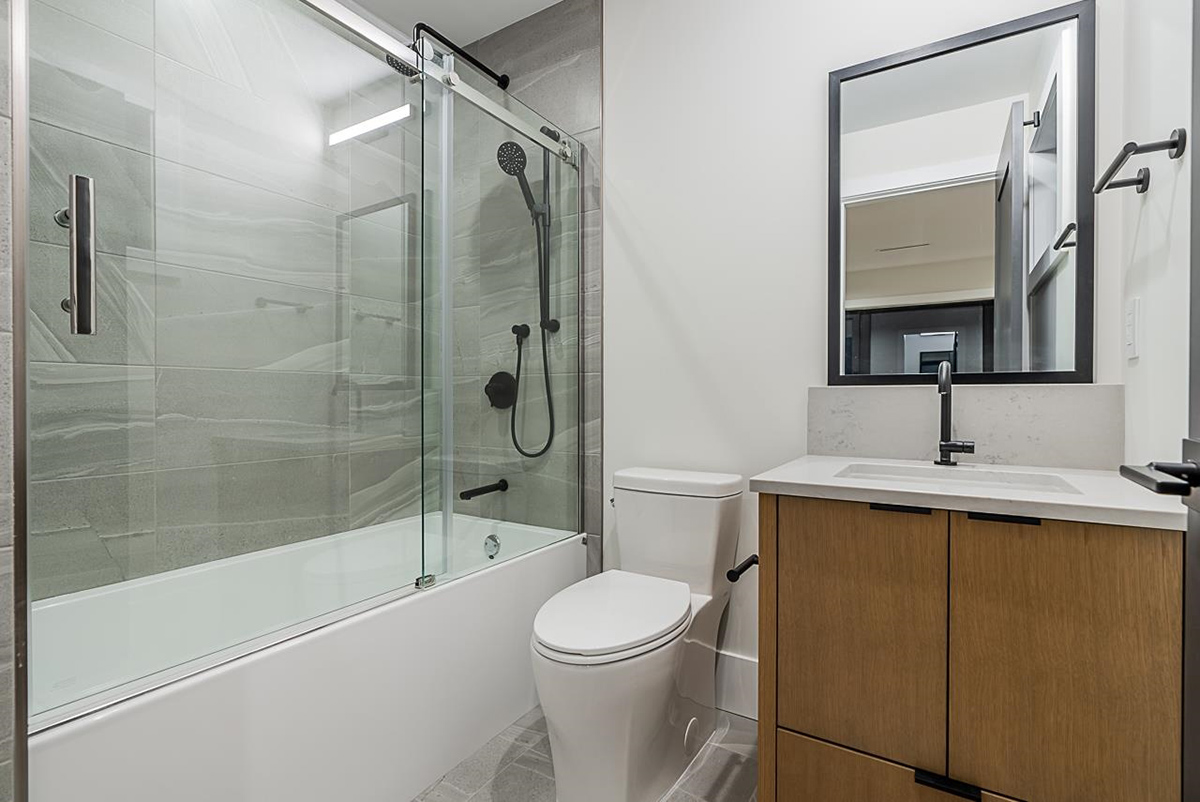866 E 10th Street, North Vancouver 31