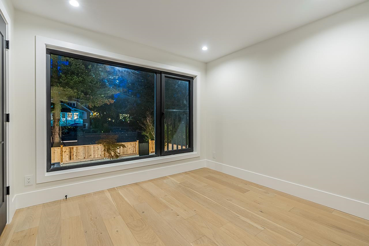 866 E 10th Street, North Vancouver 32