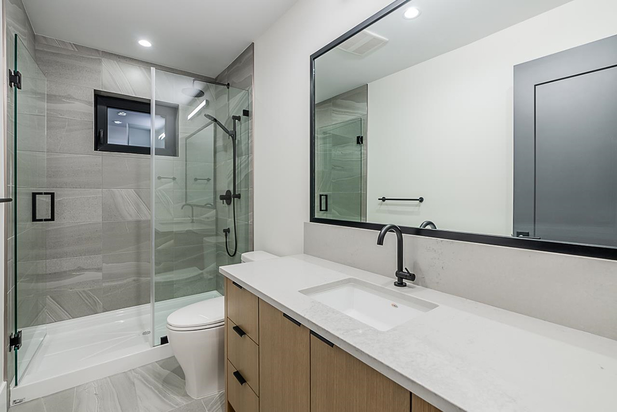 866 E 10th Street, North Vancouver 33