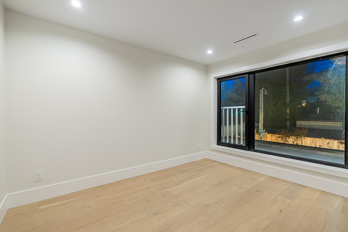 866 E 10th Street, North Vancouver 35