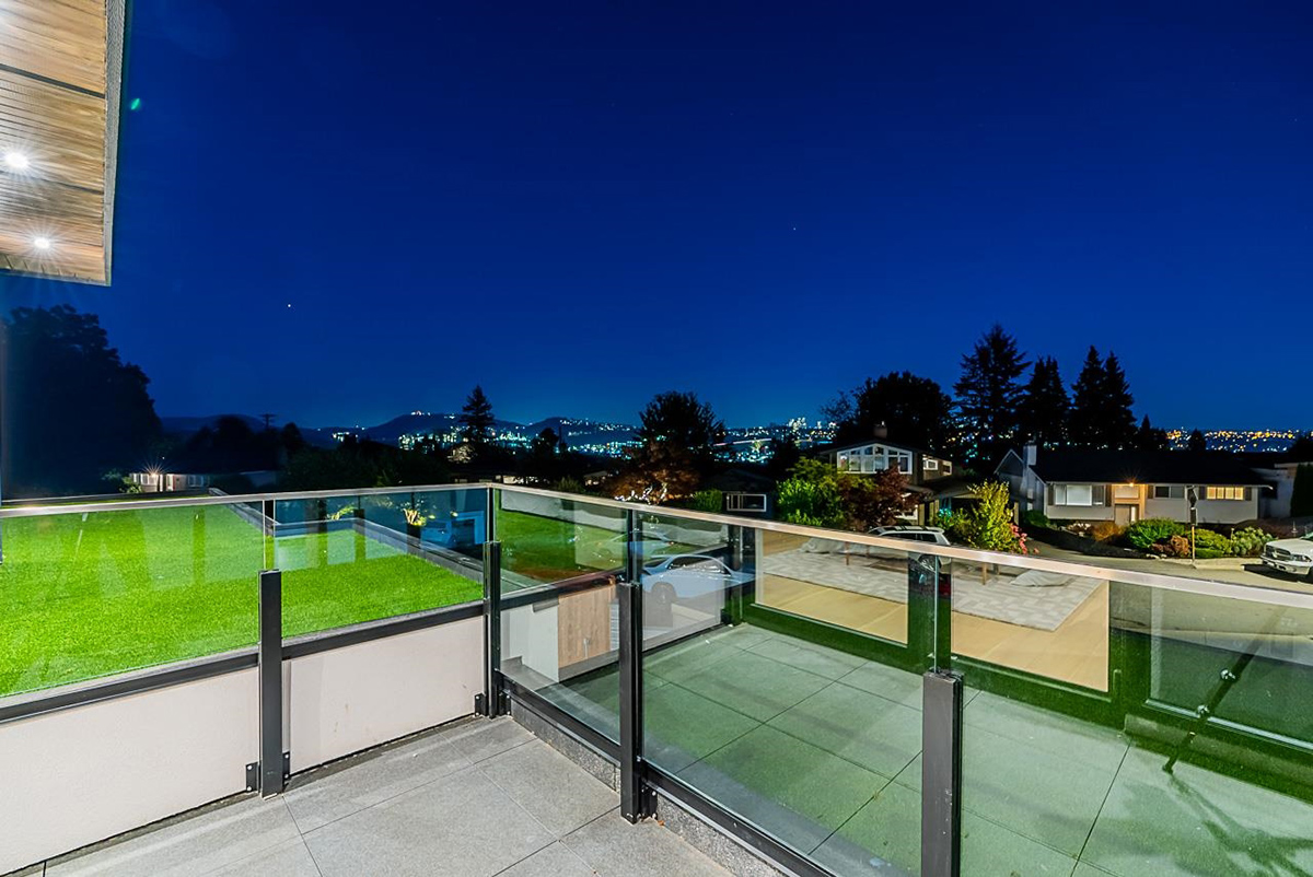 866 E 10th Street, North Vancouver 36
