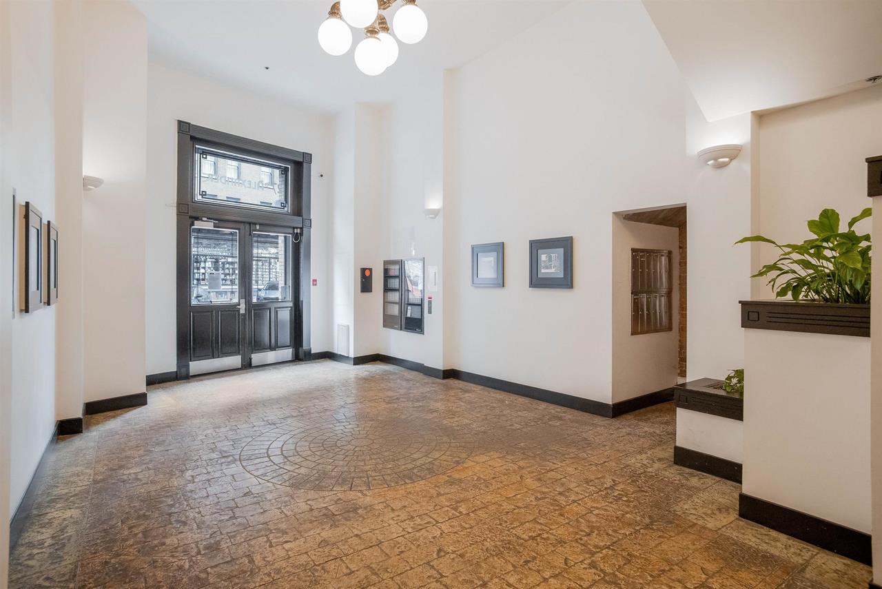 306 27 Alexander Street, Vancouver 2