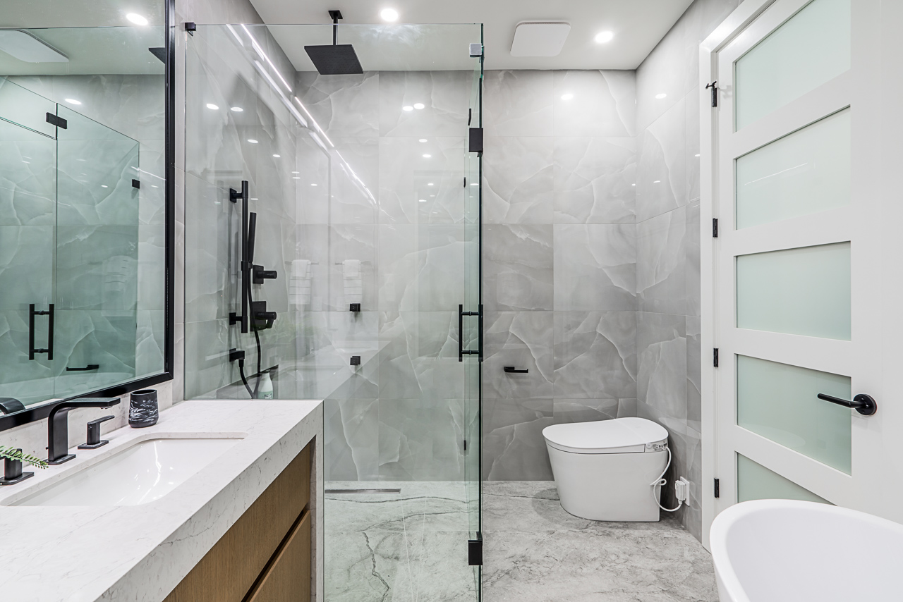 916 Calverhall Street, North Vancouver 25