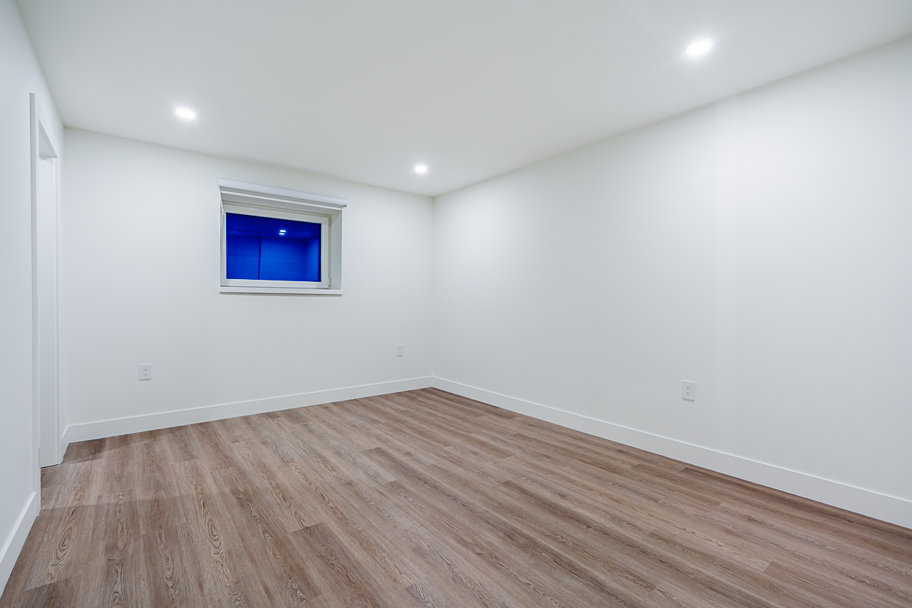 916 Calverhall Street, North Vancouver 33